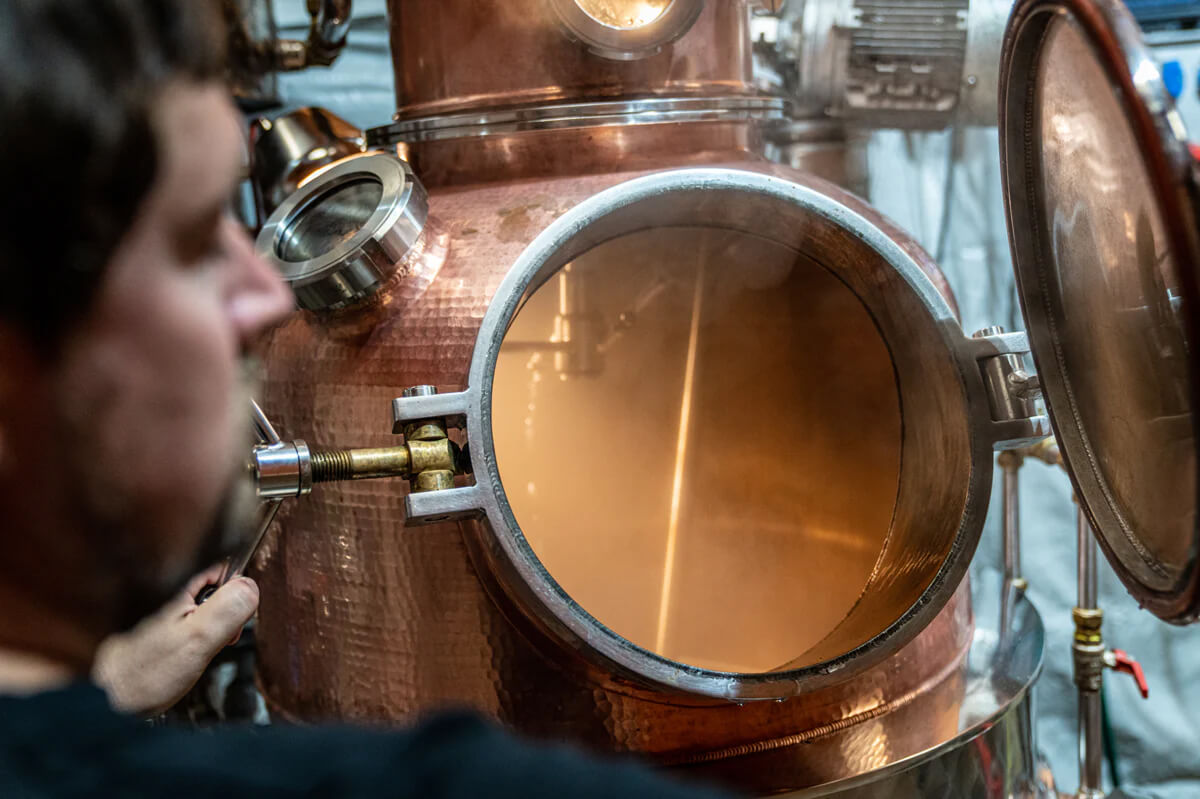 Handwerkliches Brennen von Edelbr&auml;nden aus Hochstammfr&uuml;chten bei Mostchopf im Emmental
